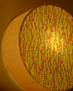 Applique lumineuse cylindrique en papiers japonais