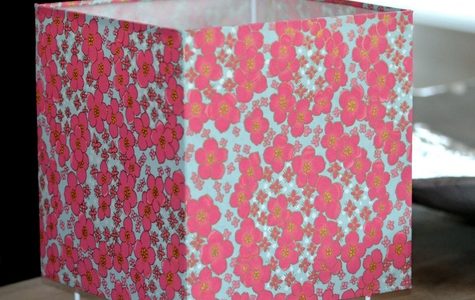 Lampe à poser en papier japonais, fleurs roses sur fond gris