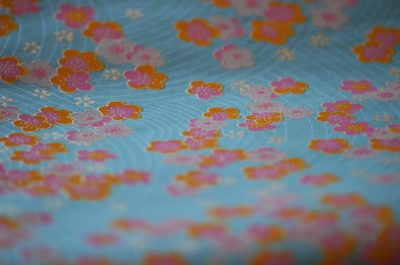 Papier japonais fond turquoise fleurs oranges