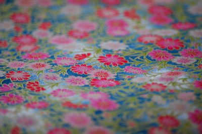 Papier japonais fleurs rose sur un fond turquoise
