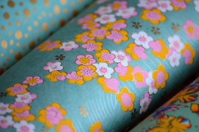 Papiers japonais turquoises et fleurs oranges