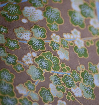 Papier japonais fleurs vertes sur un fond beige