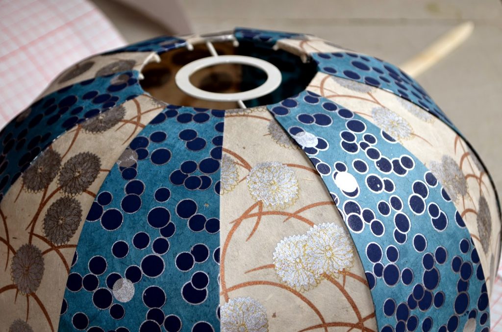Papier népalais utilisé pour réaliser une lampe