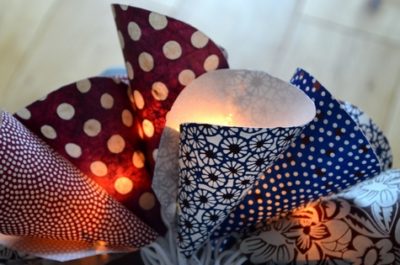 DIY pour faire une guirlande lumineuse en papiers japonais bleus