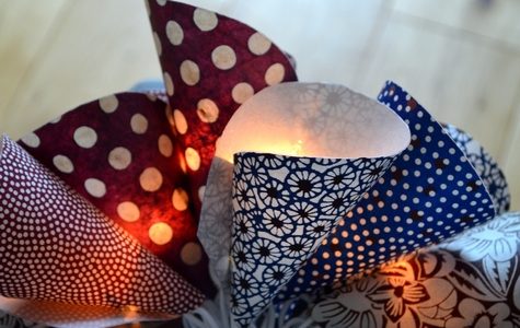 DIY pour faire une guirlande lumineuse en papiers japonais bleus