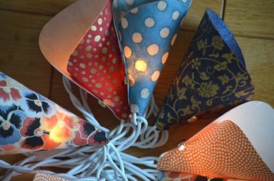 DIY, guirlande lumineuse en papiers japonais aux teintes froides