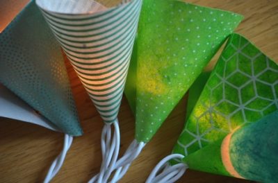 DIY, guirlande lumineuse verte en papier népalais