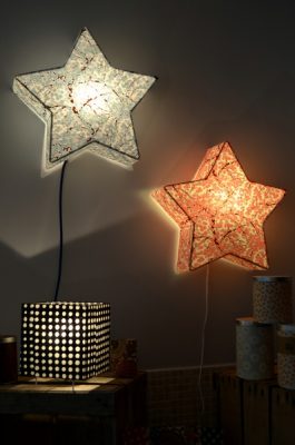 Papier japonais utilisés pour recouvrir des appliques lumineuses en forme d'étoile
