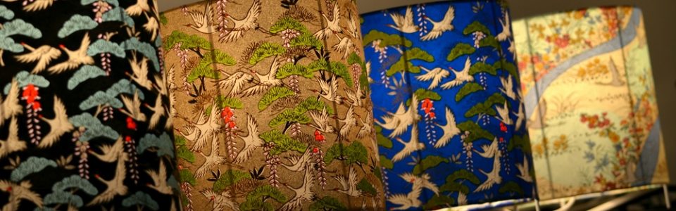 Papiers japonais aux grues sur des lampes à poser