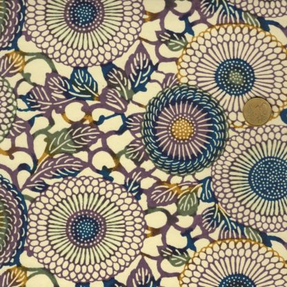 Papier japonais aux rosaces violettes, bleus et curry sur fond naturel