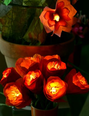 Guirlande lumineuse en papier népalais représentant des fleurs, réalisée par Agnès Clairand