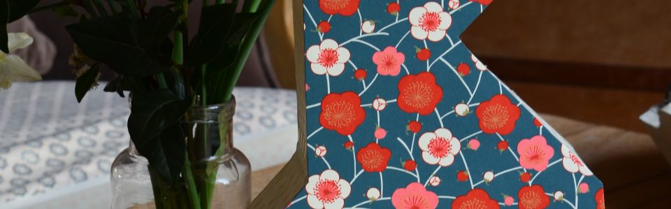 Lampe en forme de poule en origami, recouverte d'un papier japonais et népalais