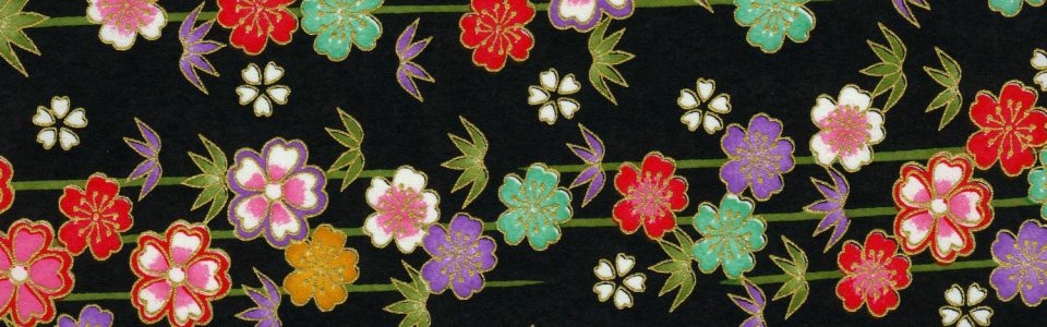 Papier japonais noir et guirlandes de fleurs